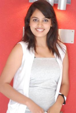 Although Attakathi movie starred many newcomers only Nandita was the one to be noticed by everyone. As her debut film itself made her a highlight character, the actress has got two projects Nalanum Nandhiniyum and Ethir Neechal.
In Nalanum Nandhiniyum, Nandita will pair with a newcomer Michael and in Ethir Neechal she plays the female lead opposite Sivakarthikeyan while Priya Anand is the other heroine and it is produced under Dhanushâ€™s home production.