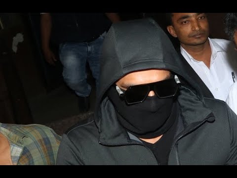 Ranveer Singh Hides his face as he go to watch Simmba at a cinema hall - YouTube