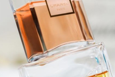 Sandalwood Essential Oil Uses for Perfume & Wellness